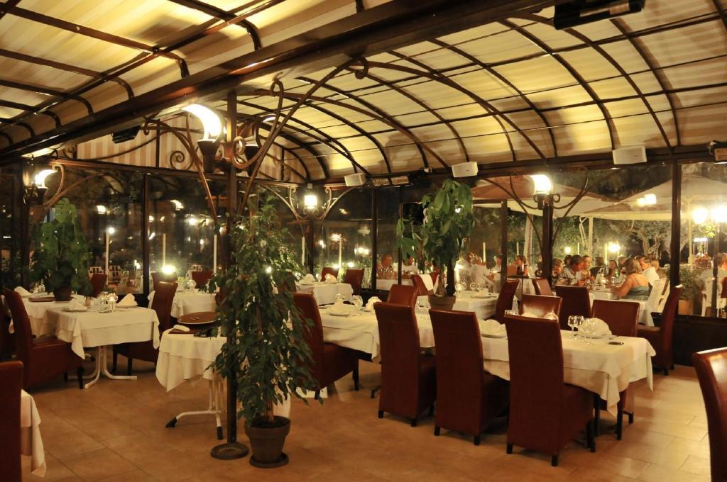 سيلانس-لا كاسكاد Les Pins Restaurant Et Chambre D'Hotes المظهر الخارجي الصورة